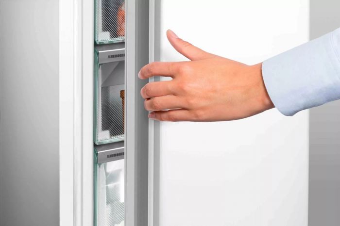 Холодильник Liebherr з нижн. мороз., 201.5x59.7х67.5, холод.відд.-266л, мороз.відд.-94л, 2дв., А++, NF, диспл внутр., білий