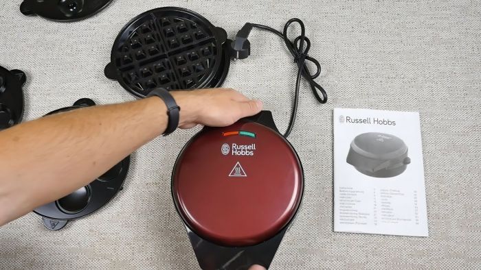 Мультимейкер Russell Hobbs Fiesta 950Вт, алюміній, 3 пластини, корпус-нержав.сталь/пластик, бордо