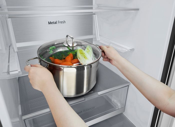 Холодильник LG з нижн. мороз., 203x60х68, холод.відд.-277л, мороз.відд.-107л, 2дв., А++, NF, інв., диспл зовн., Fresh Сonverter, Metal Fresh, чорний матовий