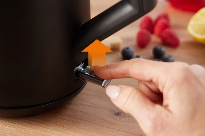 Електрочайник Gorenje 1.7л, Strix контроль, чорний матовий