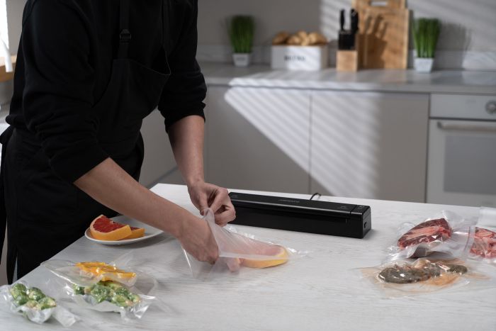 Вакууматор ARDESTO для пакетів та рулонів, 110Вт, 28см, електронне, + 1 рулон, пластик, чорний