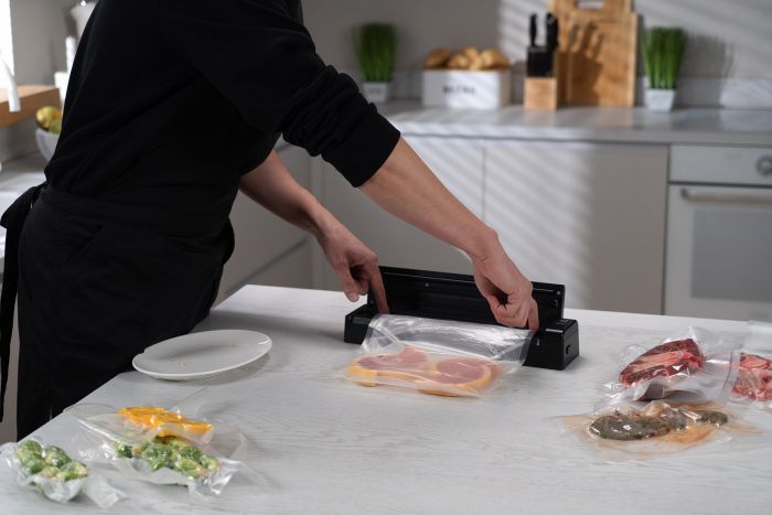 Вакууматор ARDESTO для пакетів та рулонів, 110Вт, 28см, електронне, + 1 рулон, пластик, чорний