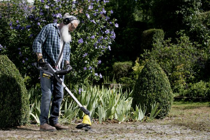Тример садовий акумуляторний Karcher WRE 18-55 для видалення бур'янів акумуляторів 18В 2.85кг (без АКБ та ЗП)