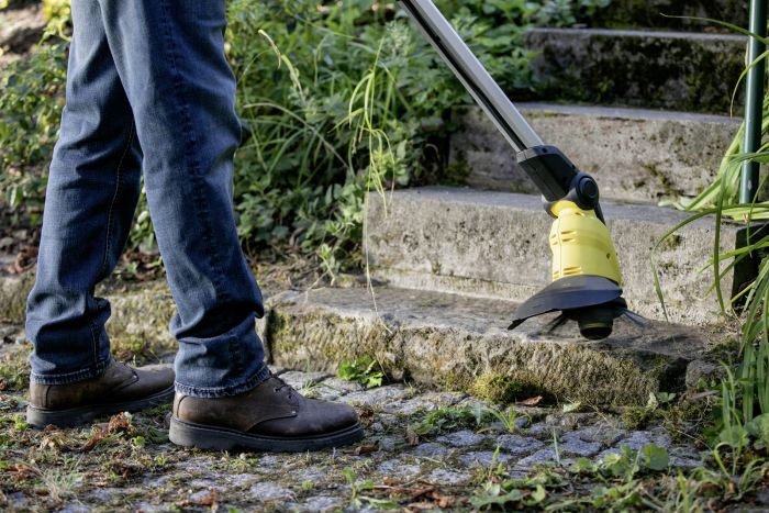 Тример садовий акумуляторний Karcher WRE 18-55 для видалення бур'янів акумуляторів 18В 2.85кг (без АКБ та ЗП)