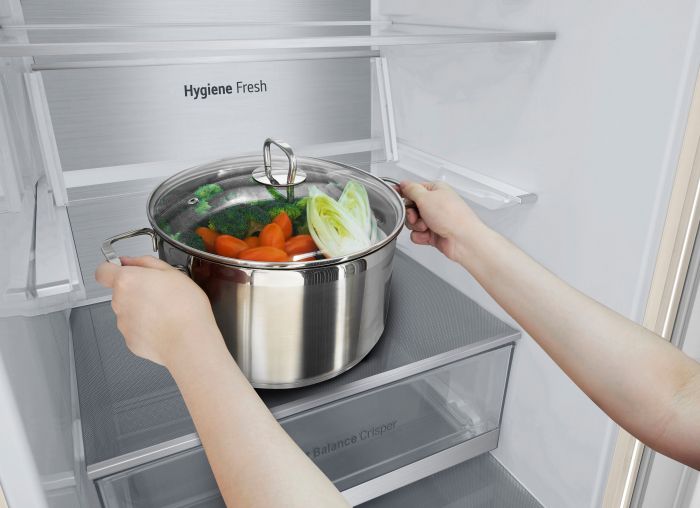 Холодильник LG з нижн. мороз., 203x60х68, холод.відд.-277л, мороз.відд.-110л, 2дв., E, NF, інв., диспл зовн., Fresh Сonverter, Metal Fresh, бежевий