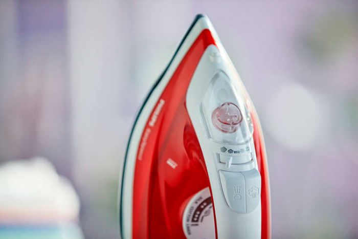 Праска PHILIPS 2000Вт, 220мл, паровий удар, керам. підошва, червоний