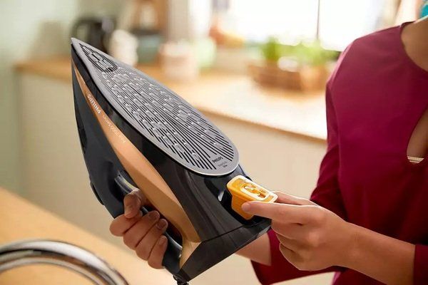 Праска Philips 7000 Series, 2800Вт, 300мл, паровий удар -250гр, постійна пара - 50гр, нерж. сталь, чорно-золотий