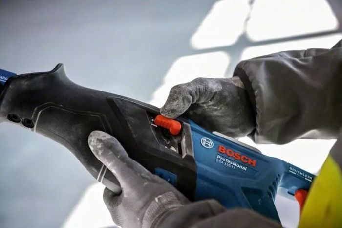 Пила шабельна акумуляторна Bosch GSA 185-LI 18В пропил 230мм хід 28мм 3.2кг без АКБ та ЗП