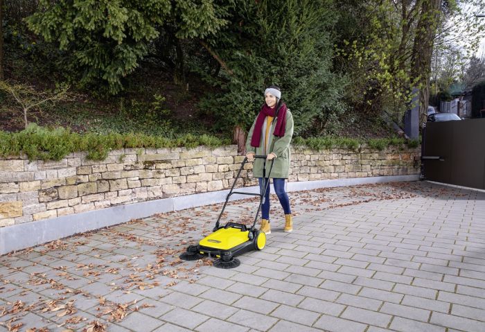 Підмітальна машина Karcher S 4 Twin ручна захват 68см контейнер 20л 10.2кг