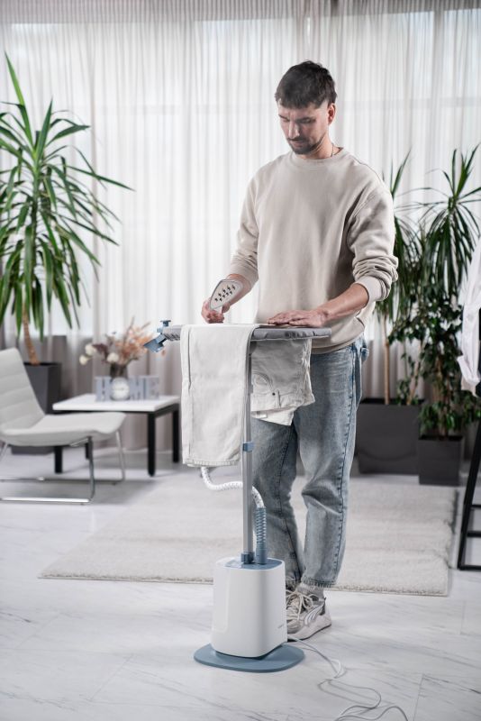 Відпарювач ARDESTO вертикальний IR-S26, 1800Вт, 2600мл, вішалка, нерж. сталь, білий+сірий